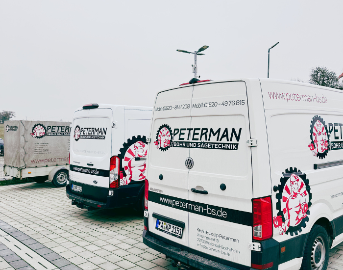 peterman-bs Moderner Fuhrpark von Peterman Bohr- & Sägetechnik für Kernbohrungen, Wandsägearbeiten, Trennschnitte, Entkernungen und Abrissarbeiten. Zuverlässiger Service für Bauprojekte in der Region Karlsruhe und Umgebung.