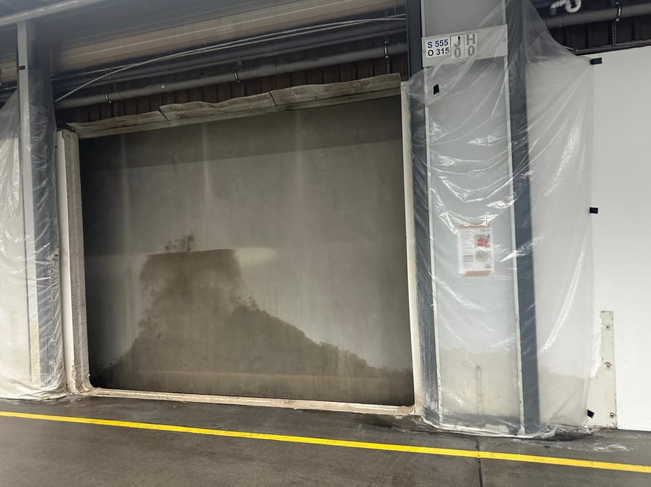 Großer Wanddurchbruch in einer Industriehalle nach ausgeführten Betonbohr- und Sägearbeiten.
