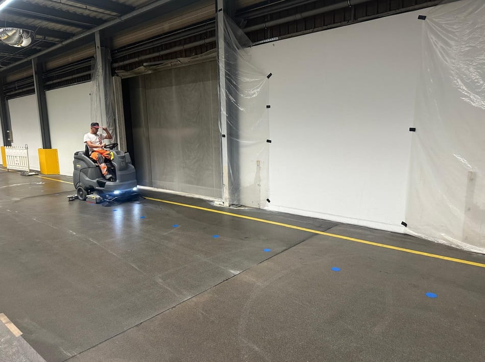 Fertiggestellter Wanddurchbruch in einer Industriehalle mit abgesichertem und gereinigtem Arbeitsbereich.