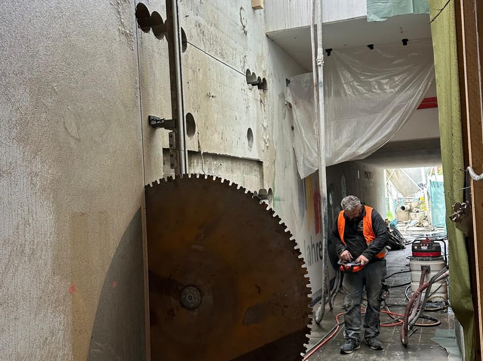 Große Wandsäge beim Schneiden einer Betonwand während umfangreicher Rückbauarbeiten.