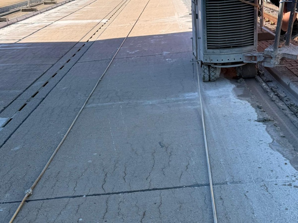 Fugenschneiden im Beton mit professioneller Fugenschneidmaschine beim Bauvorhaben in Kornwestheim.