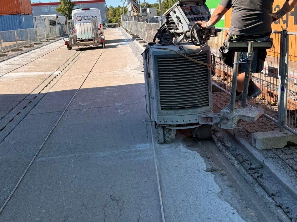 Präzise Fugenschneidarbeiten auf einer Betonfläche mit Schnitttiefen bis zu 40 cm.