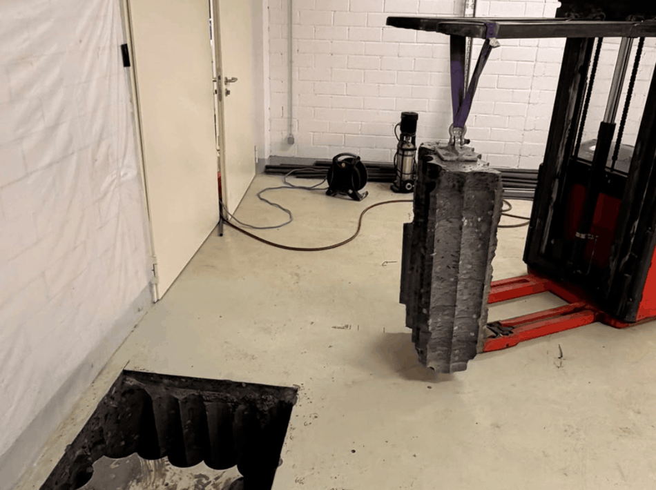 Entfernung des Betonkerns nach den Kernbohrungen für einen Pumpensumpf in Pforzheim